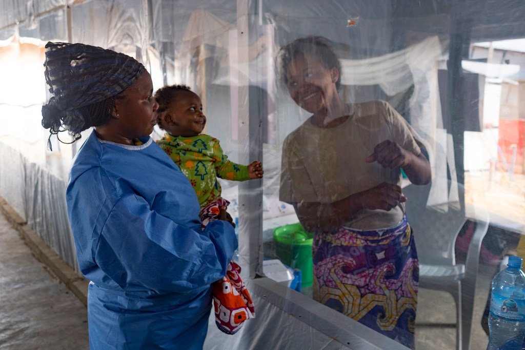 Cette image de 2020 montre une mère séparée de son fils par une bâche en plastique dans un centre de traitement d'Ebola à Beni, dans la province du Nord-Kivu, en République démocratique du Congo.